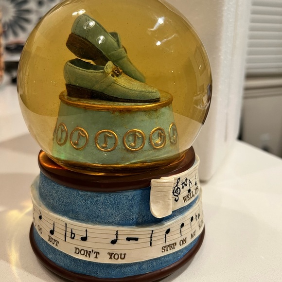 Elvis Presley musical snow globe - Picture 2 of 7